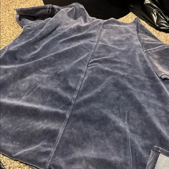 Umgee light grayish blue velour short sleeve top w/side slits (XL) - EUC! - Picture 10 of 10